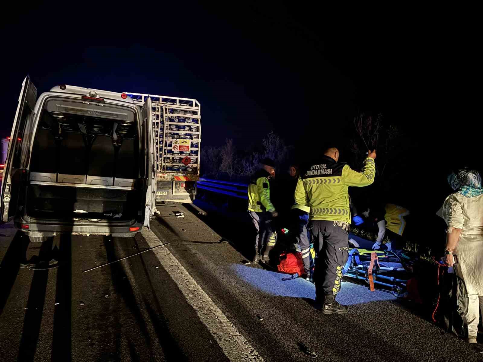 temde can pazari tup yuklu kamyon ile minibus carpisti 16 yarali jjVkVifO
