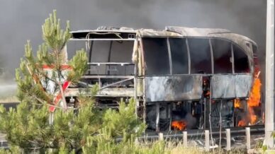 temde yolcu otobusu alev alev yandi yol trafige kapandi BWQ9EQ8t