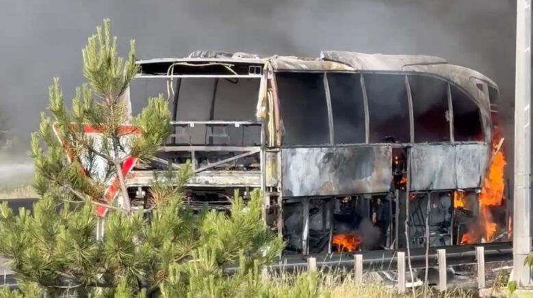 temde yolcu otobusu alev alev yandi yol trafige kapandi BWQ9EQ8t
