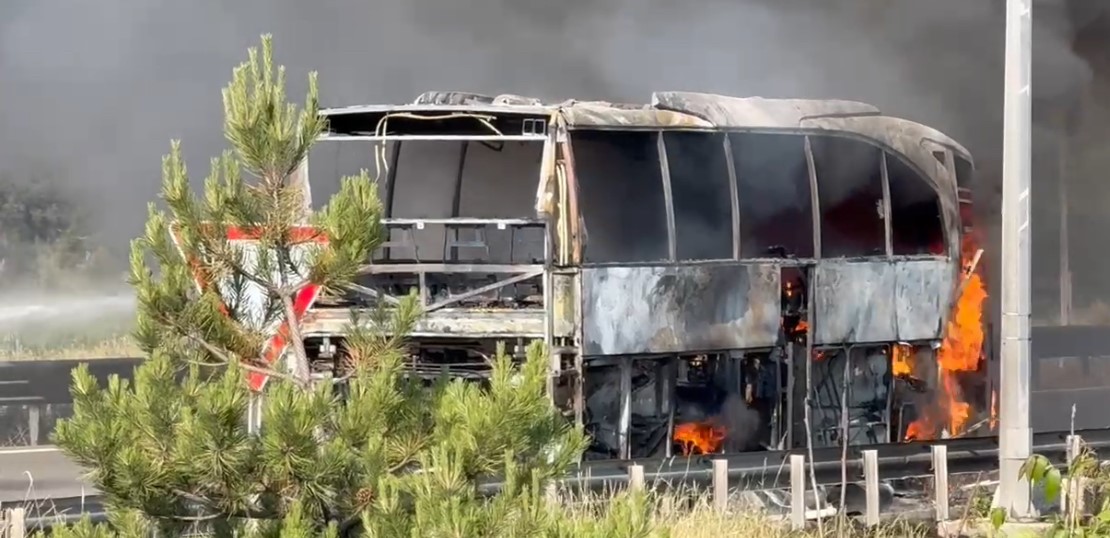 temde yolcu otobusu alev alev yandi yol trafige kapandi BWQ9EQ8t