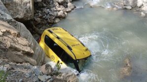 ticari taksi dere yatagina uctu 1 yarali OVrKScsG