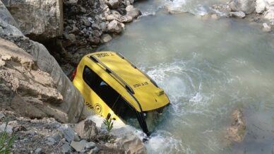 ticari taksi dere yatagina uctu 1 yarali OVrKScsG