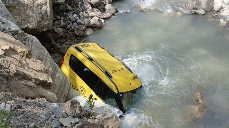 ticari taksi dere yatagina uctu 1 yarali OVrKScsG