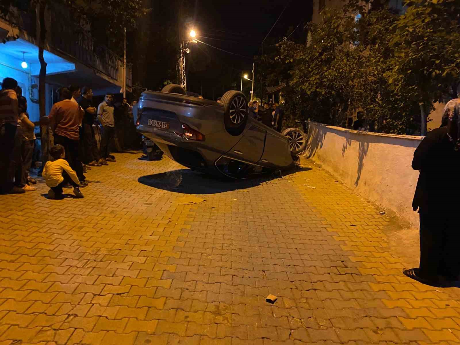 tokatta kontrolden cikan otomobil evin duvarina carparak takla atti 2 yarali