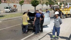 tokatta otomobil elektrik diregine carpip karsi seride gecti 3 yarali 2JpRl25u