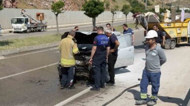tokatta otomobil elektrik diregine carpip karsi seride gecti 3 yarali 2JpRl25u