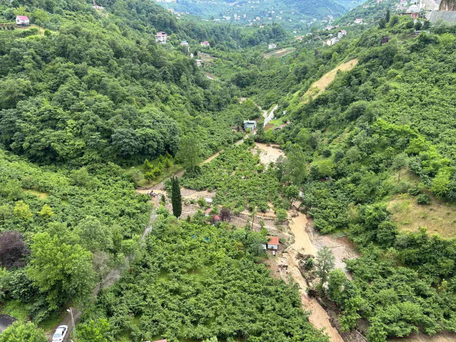 toklu deresi tasti eski devlet sahil yolu sular altinda kaldi