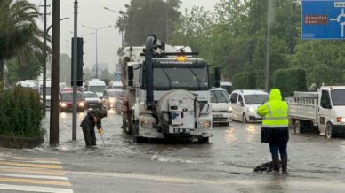 trabzonda buyuksehir ekipleri su baskinlari nedeniyle seferberlik ilan etti vrH24ih5