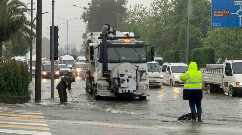 trabzonda buyuksehir ekipleri su baskinlari nedeniyle seferberlik ilan etti vrH24ih5