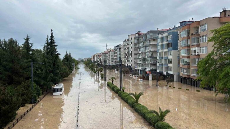 trabzonda eski devlet sahil yolu sular altinda KhiabMcS