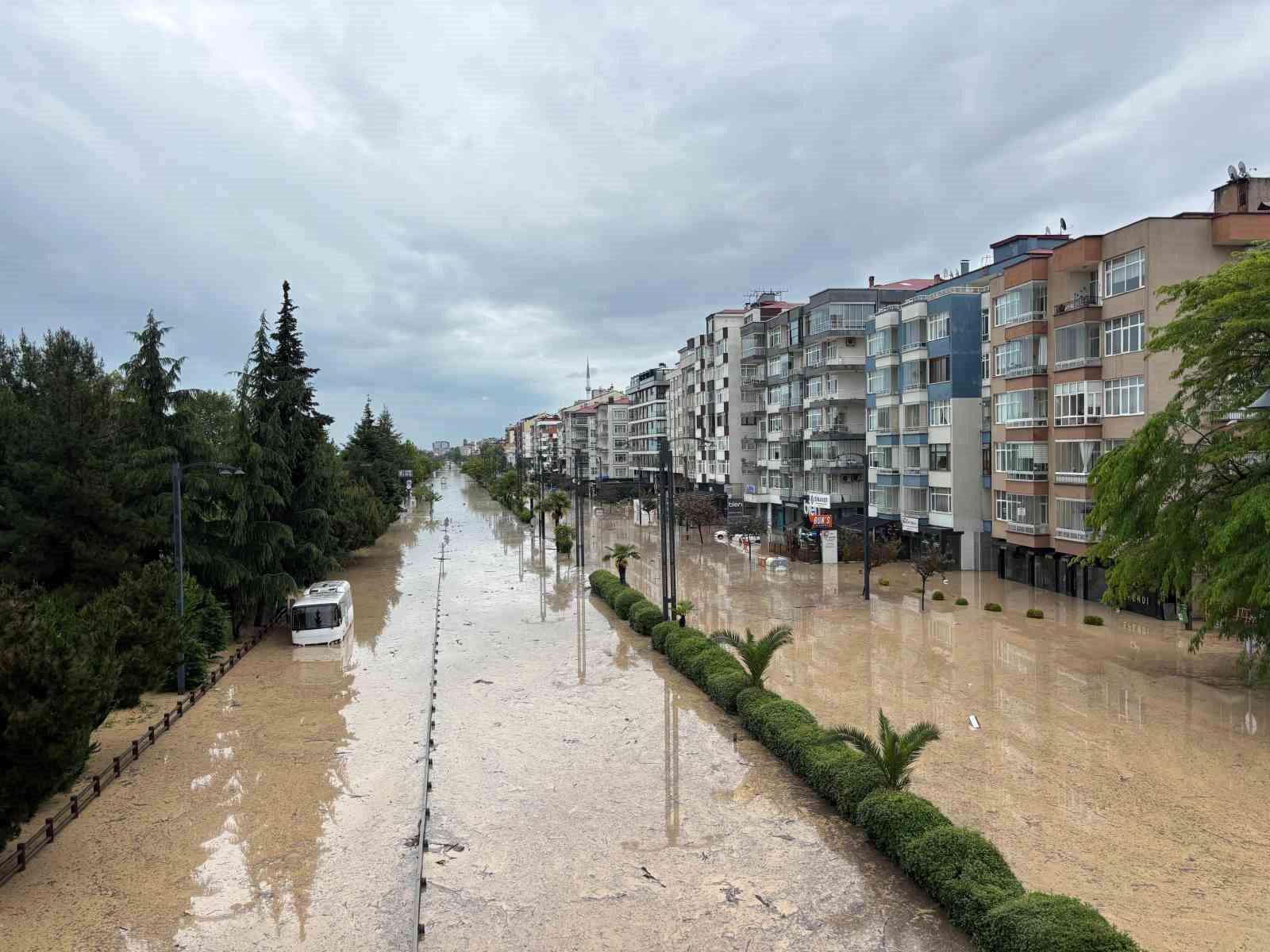 trabzonda eski devlet sahil yolu sular altinda KhiabMcS