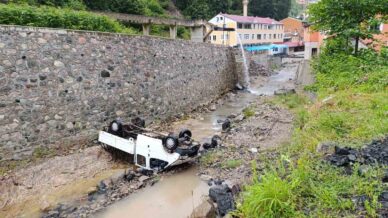 trabzonda kamyonet dereye uctu 2 yarali uvB2xi3G