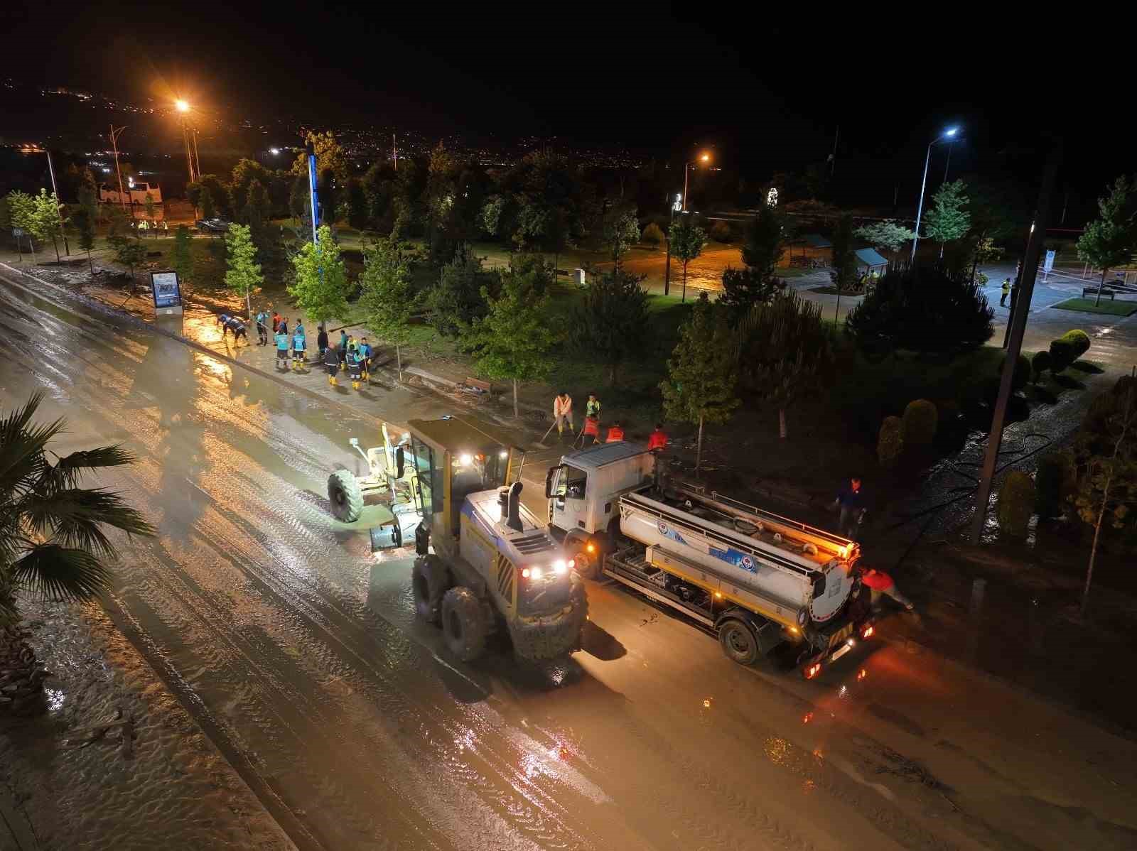 trabzonda sel ve su baskinlari sonrasi temizlik calismalari gecede suruyor 2mEhuDgy