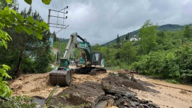 trabzonda siddetli yagislar sonrasinda kaybolan yasli sahsi bulmak icin calisma baslatildi IaySTS4O