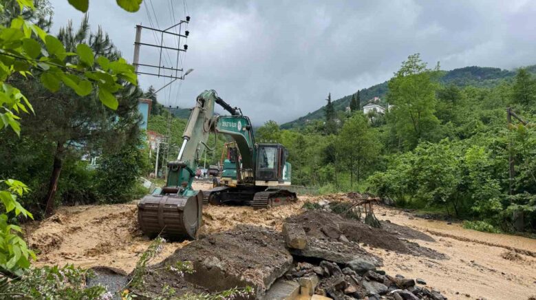 trabzonda siddetli yagislar sonrasinda kaybolan yasli sahsi bulmak icin calisma baslatildi IaySTS4O