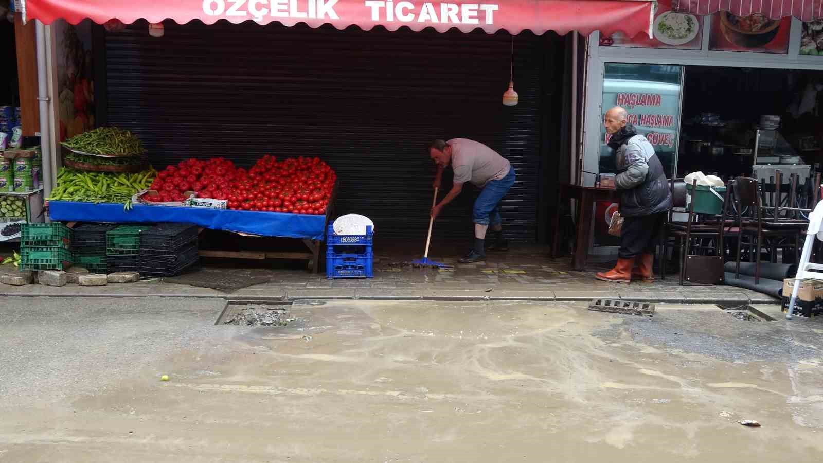 trabzonda sular cekilmeye esnaf da temizlige basladi
