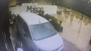 trabzonda yasanan selin gelis anlari guvenlik kameralarina yansidi RcGMuKOm