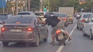 trafikte tartisma buyudu motosikletli surucu otomobile vurdu ZOHmtHNN