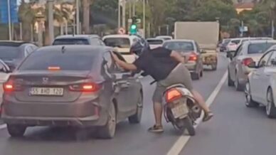 trafikte tartisma buyudu motosikletli surucu otomobile vurdu ZOHmtHNN