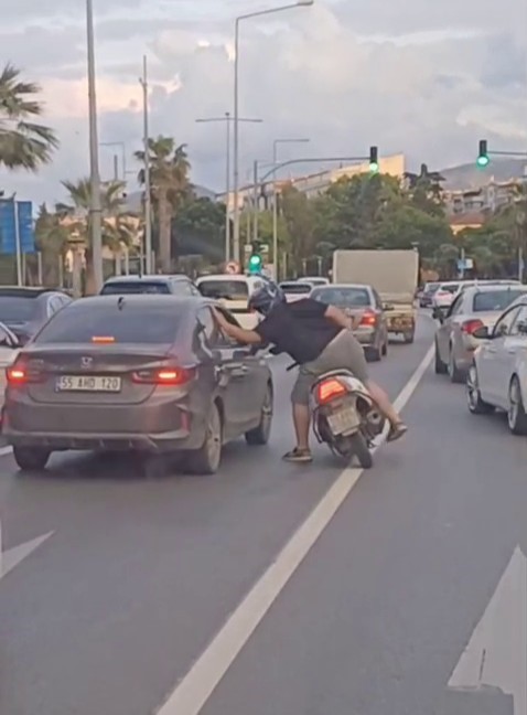 trafikte tartisma buyudu motosikletli surucu otomobile vurdu ZOHmtHNN