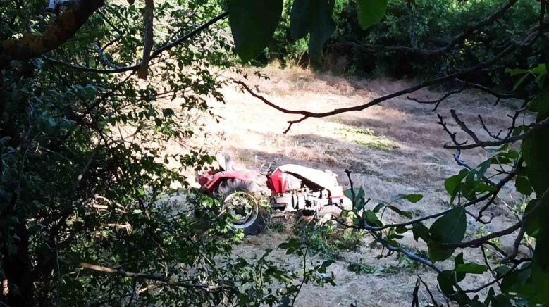 traktor sarampole yuvarlandi dede hayatini kaybetti esi ve torunlari yarali 9uqpNNIT