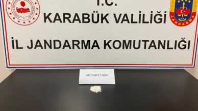 uyusturucu operasyonunda 813 gram metamfetamin ele gecirildi v8CxHs4j