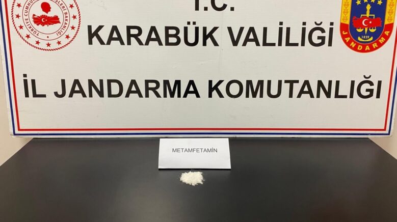 uyusturucu operasyonunda 813 gram metamfetamin ele gecirildi v8CxHs4j
