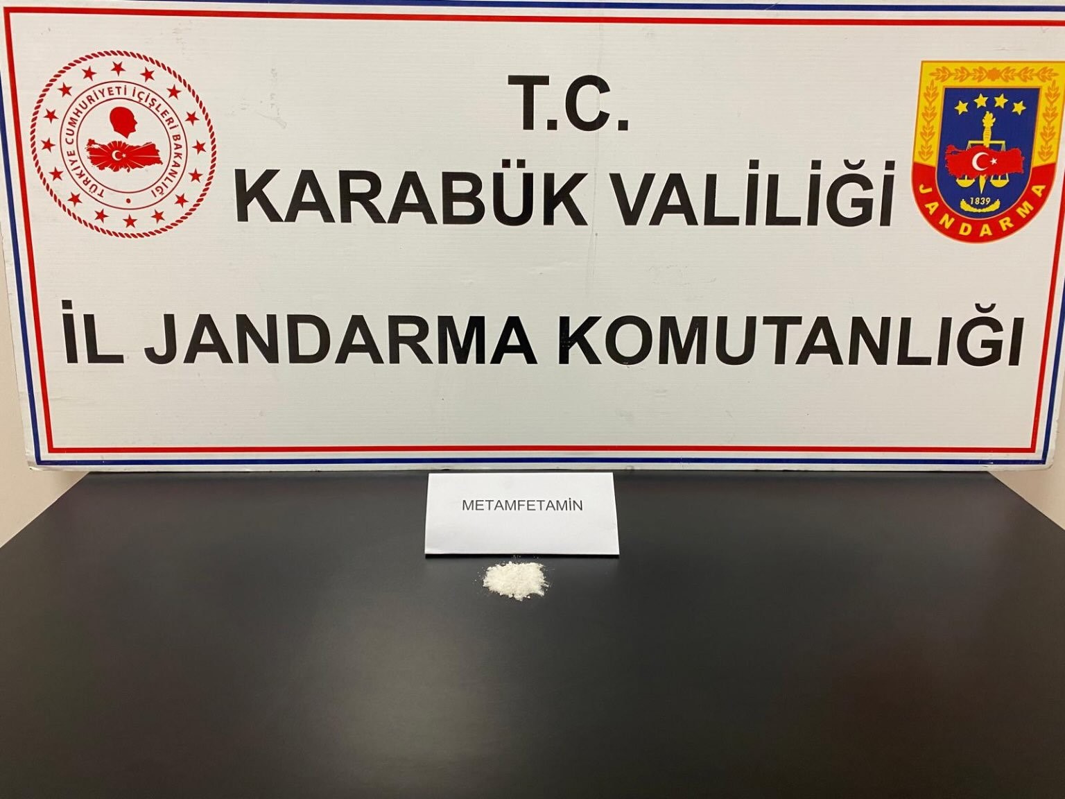 uyusturucu operasyonunda 813 gram metamfetamin ele gecirildi