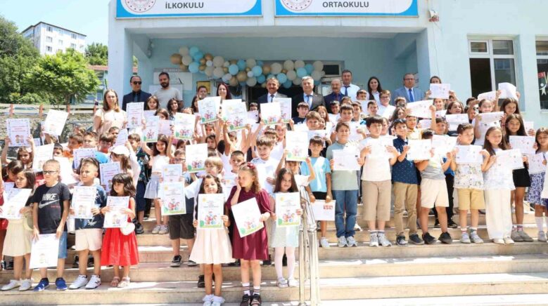 vali hacibektasoglu ogrencilere karnelerini verdi aRr2hYtU