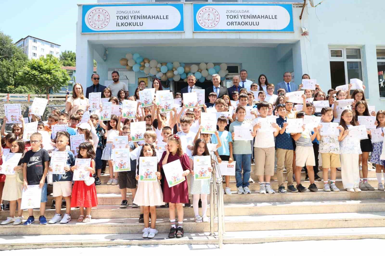vali hacibektasoglu ogrencilere karnelerini verdi f7OVl1n3