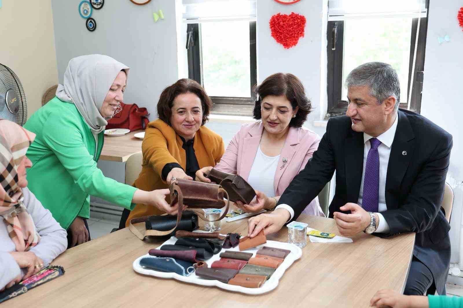 vali yavuz aile destek merkezinde kadinlarla bulustu ImRWAJ1p