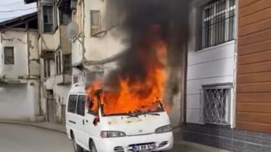 yanan minibus alev topuna dondu mbDlHfJW