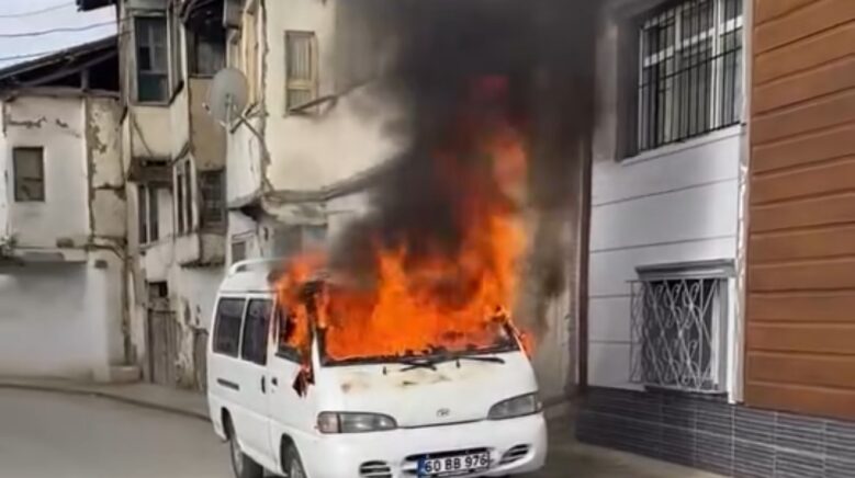 yanan minibus alev topuna dondu mbDlHfJW