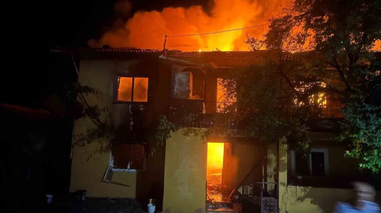 yasli kadinin 2 katli evi kule dondu aMac1wuX