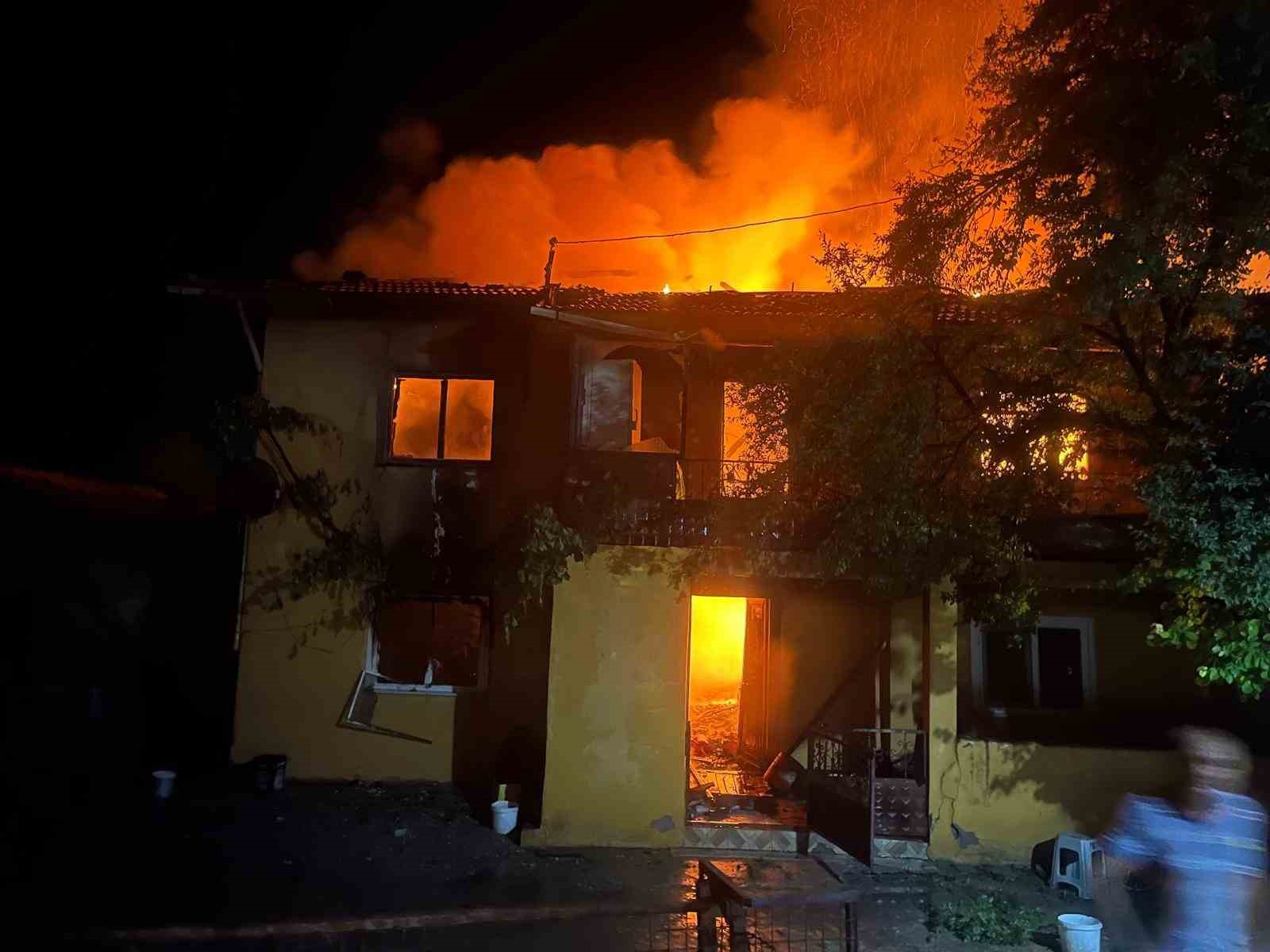 yasli kadinin 2 katli evi kule dondu aMac1wuX