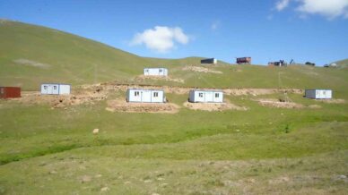 yaylayi bir gecede konteynerler ile doldurdular 6R8jOEIC