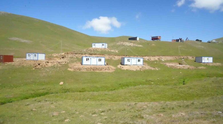 yaylayi bir gecede konteynerler ile doldurdular 6R8jOEIC