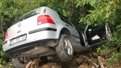 yoldan savrulan otomobil agaca carparak durabildi iIyW9vQX