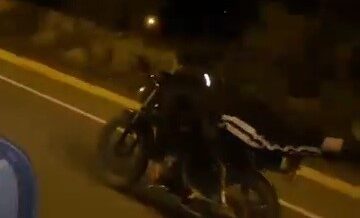 yuzustu yatarak motosiklet kullandi x2Gpg2Ah