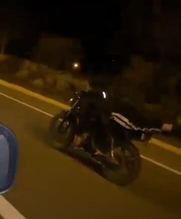 yuzustu yatarak motosiklet kullandi x2Gpg2Ah