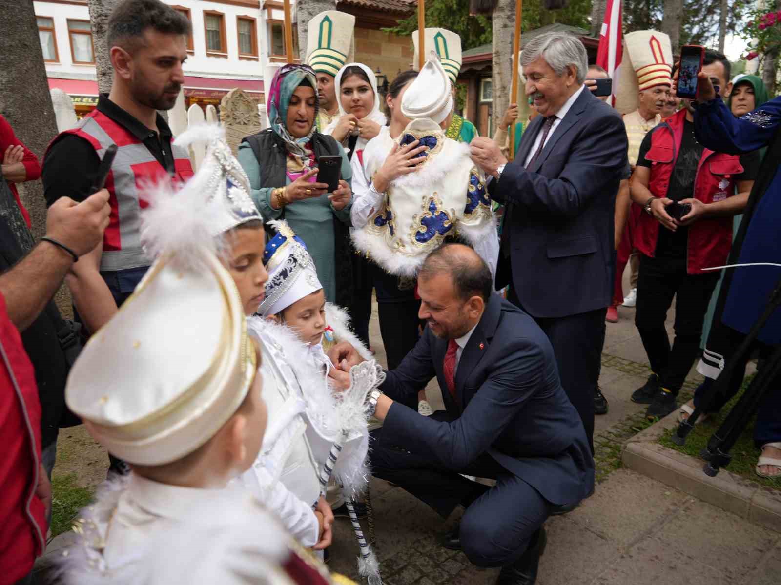 529 yillik vakif gelenegi yasatildi 22 cocuk sunnet senliginde doyasiya eglendi bEZ4vcqw
