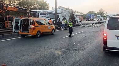 anadolu otoyolunda tir bariyere girdi yol trafige kapandi iGAcmByR