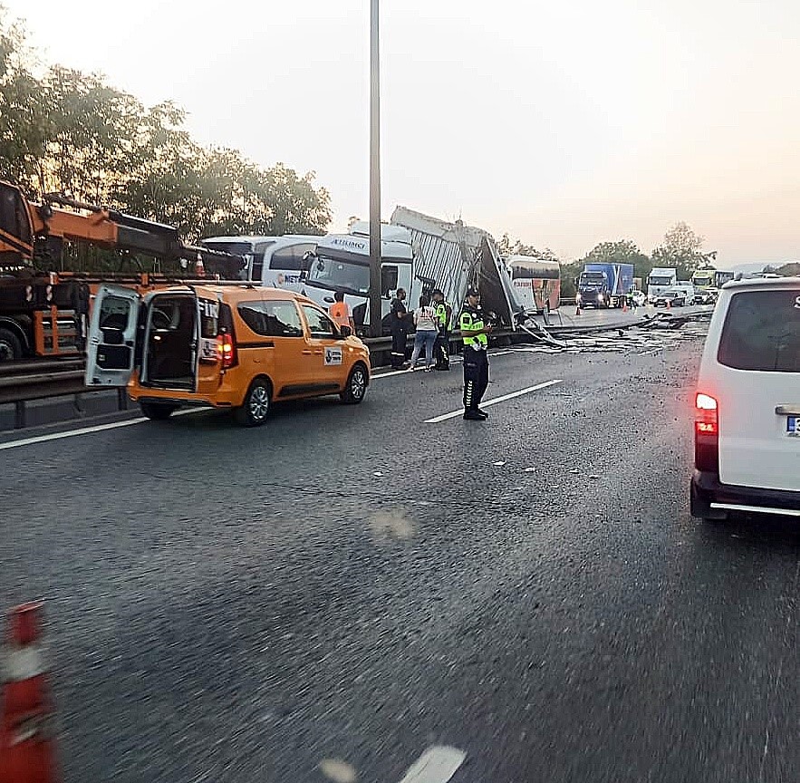anadolu otoyolunda tir bariyere girdi yol trafige kapandi iGAcmByR