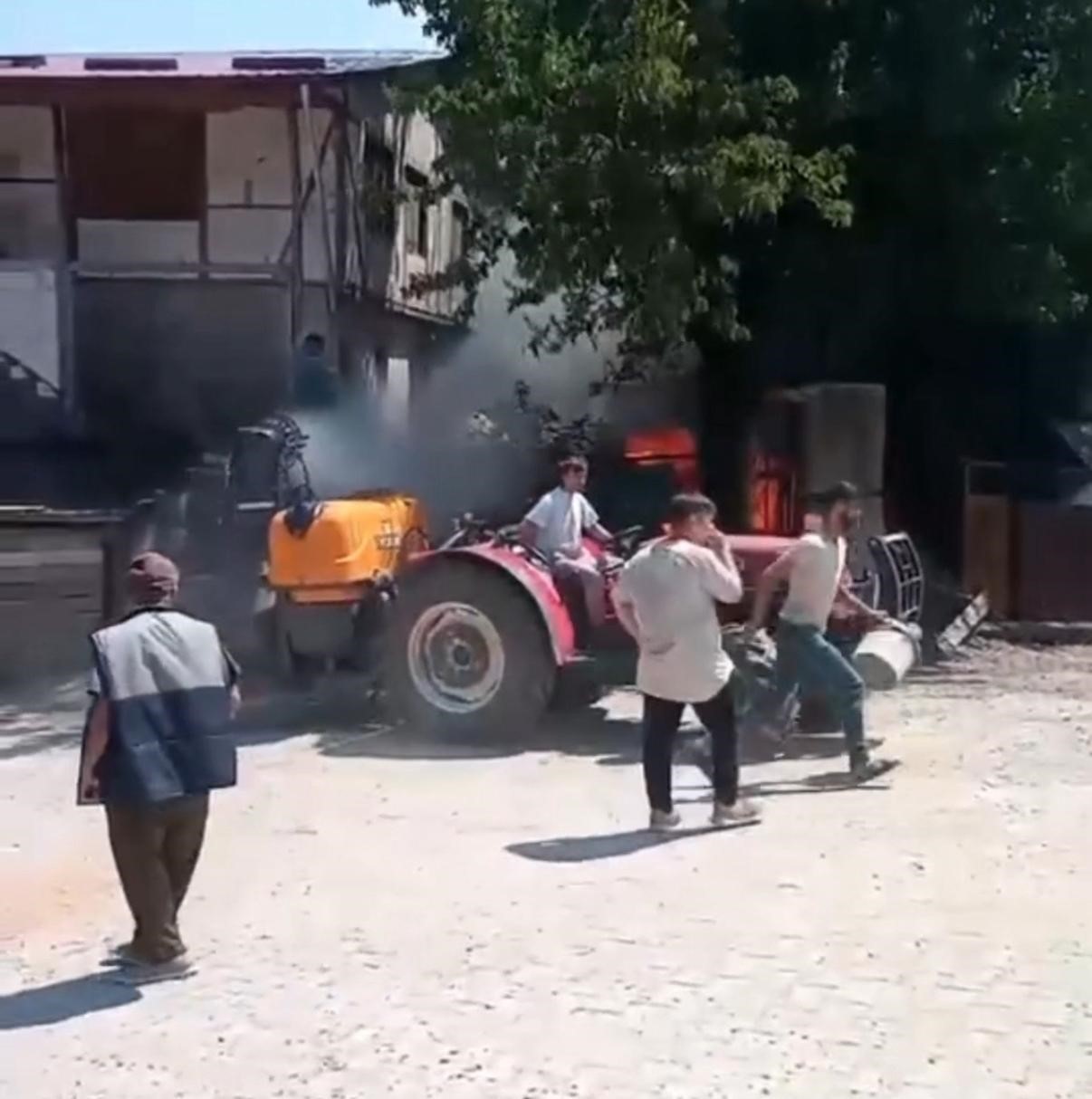 aniz yangini ruzgarin etkisi ile eve sicradi POyXdy3b