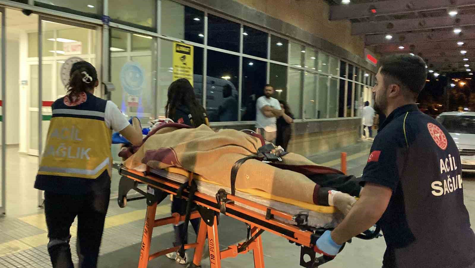 arac icinde tabanca ates aldi bir kisi agir yaralandi o anlar kamerada