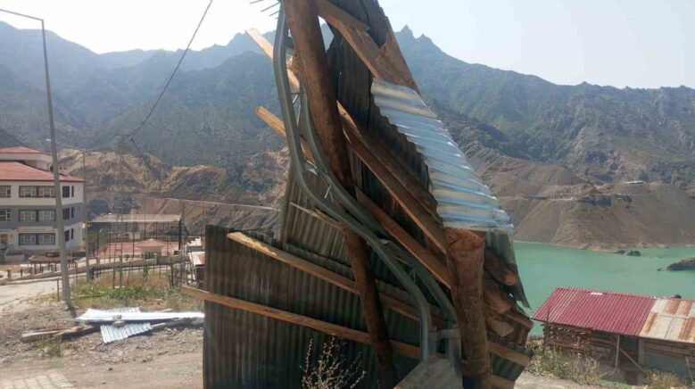 artvinde firtina ve saganak yagis tahribata yol acti hrwzGa3h