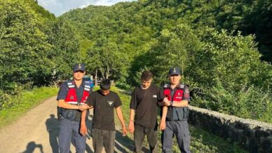 artvinde kacak gocmenler ormanlik alanda yakalandi 2ynvDcJx