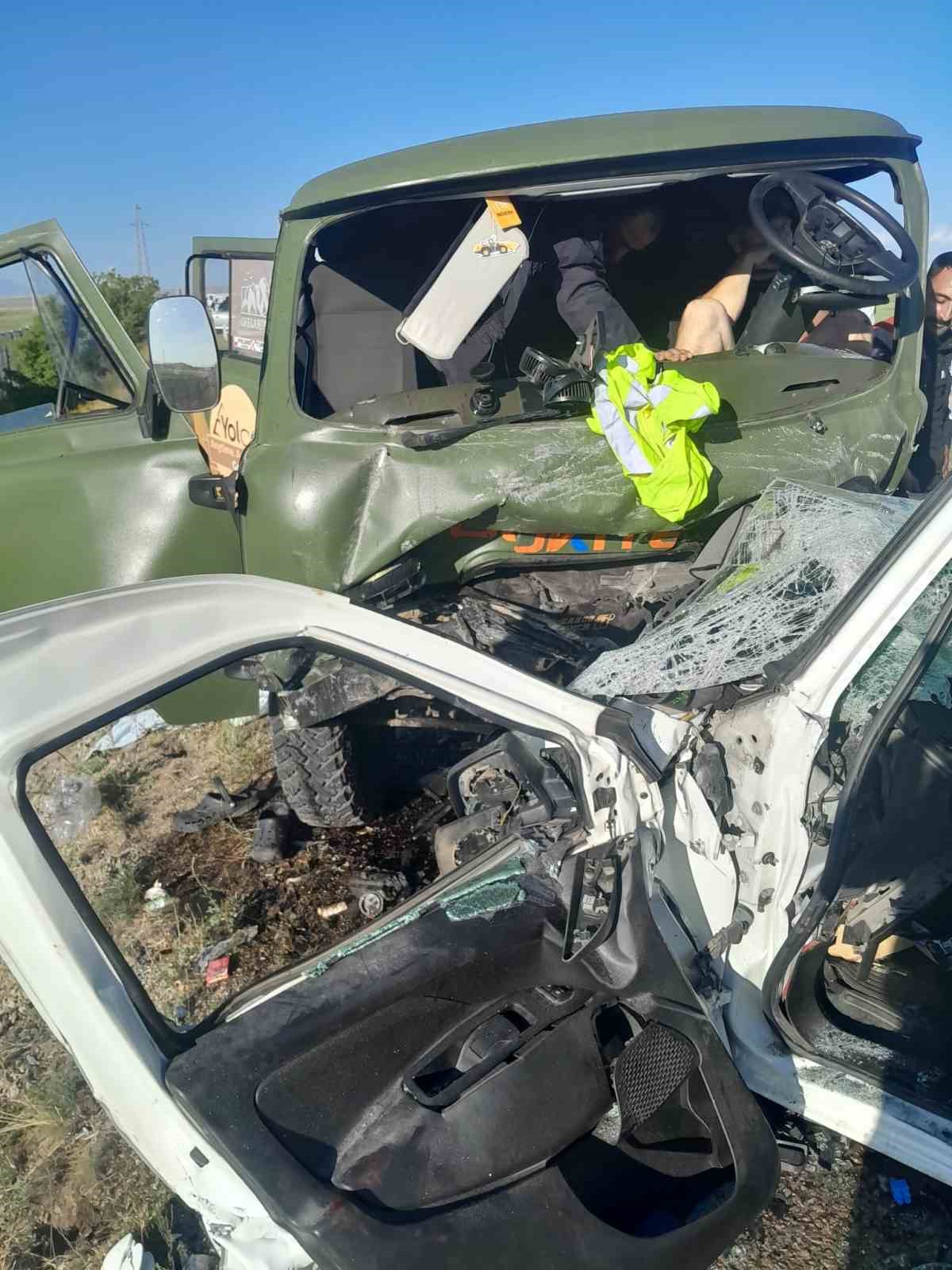 bayburtta trafik kazasi 2 olu 6 yarali KQHb3I4p