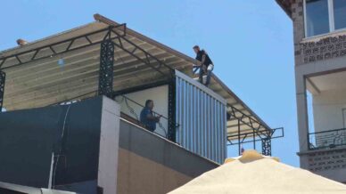 belediye baskani ile gorusmek isteyen kisi catiya cikti PNXFsxPQ