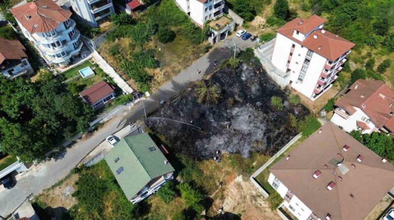 binalarin arasindaki yangin korkuttu Kj2k8k3F